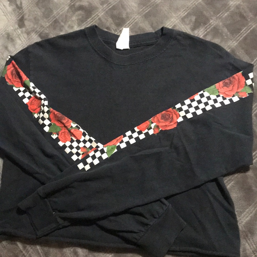 Long sleeve cropped shirt with rose detail
